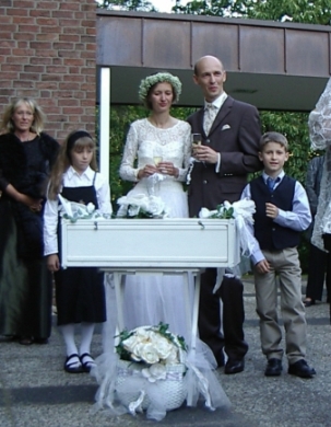 Brautpaar mit Blumenkindern